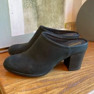 🥝 Clarks black nubuck suede clogs